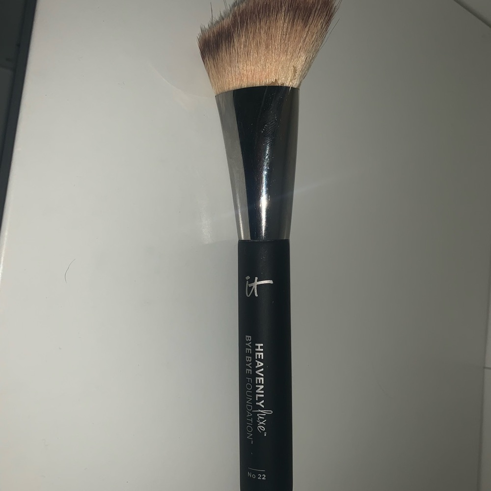 IT COSMETICS MAKEUP BRUSH NO 22 HEAVENLY LUXE COMPLEXION BRUSH